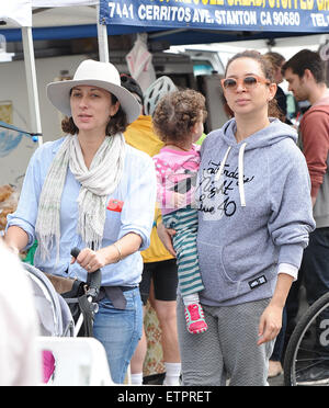 Maya Rudolph auf dem Bauernmarkt mit ihrer Tochter Featuring: Maya Rudolph Where: Los Angeles, California, Vereinigte Staaten von Amerika bei: 22. März 2015 Credit: WENN.com Stockfoto