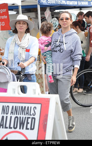 Maya Rudolph auf dem Bauernmarkt mit ihrer Tochter Featuring: Maya Rudolph Where: Los Angeles, California, Vereinigte Staaten von Amerika bei: 22. März 2015 Credit: WENN.com Stockfoto