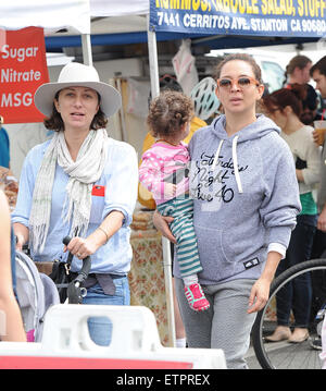 Maya Rudolph auf dem Bauernmarkt mit ihrer Tochter Featuring: Maya Rudolph Where: Los Angeles, California, Vereinigte Staaten von Amerika bei: 22. März 2015 Credit: WENN.com Stockfoto