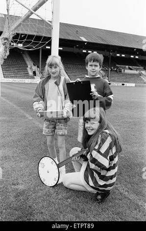 Fußball-lernen... Holmfirth Junior School Schüler Sophie Carr (Front) Crystal Ward und James Bowers messen Huddersfield Town Tonhöhe in ein Pionierprojekt Bildung. Die neun-jährigen waren die ersten Hunderter von lokalen Jugendlichen s wird Stockfoto