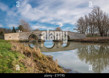 Kalkstein-Brücke über den Fluss Nene, in der Nähe von Peterborough, Cambridgeshire Stockfoto