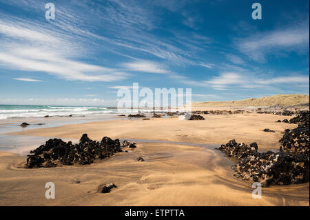 Fanore Strand, die Burren, Co Clare, Irland, erodierte Kalkstein Pflaster und die Fanore Sanddünen im Hintergrund Stockfoto