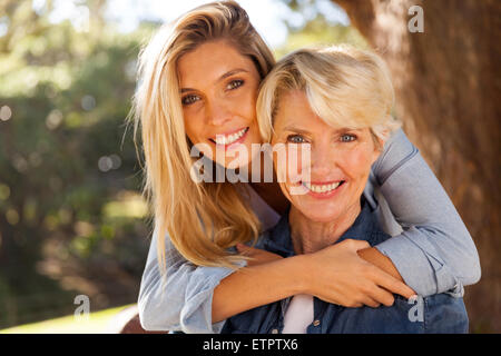 liebevolle Tochter umarmt Mitte im Alter Mutter im freien Stockfoto