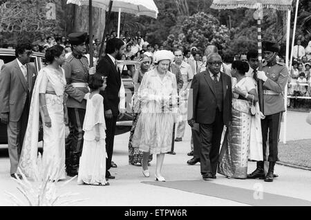 Die Royal Queens Vist nach Sri Lanka 21.-25. Oktober 1981. Ihre Majestät Königin Elizabeth II besucht Sri Lanka zweimal seit der Unabhängigkeit zuerst im Jahr 1953 und dann im Jahr 1981. Die Königin zweiter Besuch war zu die Feierlichkeiten 50 Jahre universal Erwachsenen Franchise in Sri Lanka zu besuchen. Der Victoria Damm des Mahaweli-Umleitung-Programms wurde feierlich von Premierministerin Margaret Thatcher 1984 eröffnet. Sri Lanka-Riegel mit Großbritannien sind vielfältig und decken ein breites Spektrum von Bereichen. Über einen Zeitraum von Zeit haben britische Handelsinteressen in Sri Lanka einen allmählichen Übergang von Plantagen, gezeigt. Stockfoto