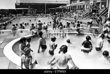 Urlauber genießen die Schwimm- und Planschbecken in Porthcawl, Bridgend, Trecco Bay, South Wales, 28. Juli 1979. Stockfoto