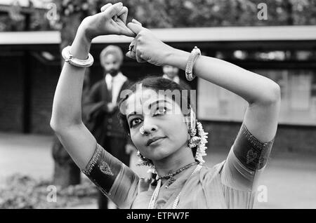 Indische klassische Tänzer, London, 28. August 1965. Sikh-Männer im Hintergrund sehen Sie als Tänzerin eine Pose hält. Stockfoto