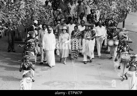 Die Royal Queens Vist nach Sri Lanka 21.-25. Oktober 1981. Ihre Majestät Königin Elizabeth II besucht Sri Lanka zweimal seit der Unabhängigkeit zuerst im Jahr 1953 und dann im Jahr 1981. Die Königin zweiter Besuch war zu die Feierlichkeiten 50 Jahre universal Erwachsenen Franchise in Sri Lanka zu besuchen. Der Victoria Damm des Mahaweli-Umleitung-Programms wurde feierlich von Premierministerin Margaret Thatcher 1984 eröffnet. Sri Lanka-Riegel mit Großbritannien sind vielfältig und decken ein breites Spektrum von Bereichen. Über einen Zeitraum von Zeit haben britische Handelsinteressen in Sri Lanka einen allmählichen Übergang von Plantagen, gezeigt. Stockfoto