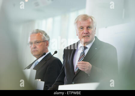 München, Deutschland. 15. Juni 2015. Horst Seehofer (R), Premier des deutschen Staates Bayern und Bayerns Innenminister Joachim Herrmann sprechen im Rahmen einer Pressekonferenz zur Asyl- und Flüchtlingspolitik in München, Deutschland, 15. Juni 2015. Foto: TOBIAS HASE/Dpa/Alamy Live News Stockfoto