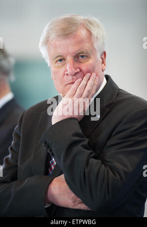 München, Deutschland. 15. Juni 2015. Horst Seehofer, Premier des deutschen Staates Bayern, besucht eine Pressekonferenz zur Asyl- und Flüchtlingspolitik in München, Deutschland, 15. Juni 2015. Foto: TOBIAS HASE/Dpa/Alamy Live News Stockfoto