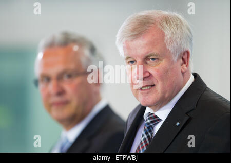 München, Deutschland. 15. Juni 2015. Horst Seehofer (R), Premier des deutschen Staates Bayern und Bayerns Innenminister Joachim Herrmann sprechen im Rahmen einer Pressekonferenz zur Asyl- und Flüchtlingspolitik in München, Deutschland, 15. Juni 2015. Foto: TOBIAS HASE/Dpa/Alamy Live News Stockfoto