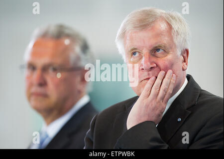 München, Deutschland. 15. Juni 2015. Horst Seehofer (R), Premier des deutschen Staates Bayern und Bayerns Innenminister Joachim Herrmann sprechen im Rahmen einer Pressekonferenz zur Asyl- und Flüchtlingspolitik in München, Deutschland, 15. Juni 2015. Foto: TOBIAS HASE/Dpa/Alamy Live News Stockfoto