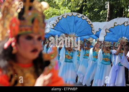 Denpasar, Bali. 13. Juni 2015. BALI, Indonesien - 13 Juni: Teilnehmer in traditionellen Kostümen während der Eröffnung des 37. Bali International Arts Festival am 13. Juni 2015 in Denpasar, Bali, Indonesien. Die jährlichen einmonatigen Festival läuft vom 13. Juni bis 12. Juli 2015 und verfügt über 15,000 lokaler und internationaler Kunst Künstler. © Sijori Bilder/ZUMA Draht/Alamy Live-Nachrichten Stockfoto