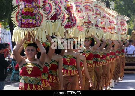 Denpasar, Bali, Indonesien. 13. Juni 2015. BALI, Indonesien - 13 Juni: Teilnehmer in traditionellen Kostümen während der Eröffnung des 37. Bali International Arts Festival am 13. Juni 2015 in Denpasar, Bali, Indonesien. Die jährlichen einmonatigen Festival läuft vom 13. Juni bis 12. Juli 2015 und verfügt über 15,000 lokaler und internationaler Kunst Künstler. © Sijori Bilder/ZUMA Draht/Alamy Live-Nachrichten Stockfoto