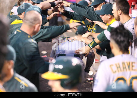 12. Juni 2015: der Oakland Einbaum ist üblichen Homerun Feier im Spiel zwischen der Oakland As und die Los Angeles Angels of Anaheim, Angel Stadium in Anaheim, CA, Fotograf: Peter Joneleit Stockfoto