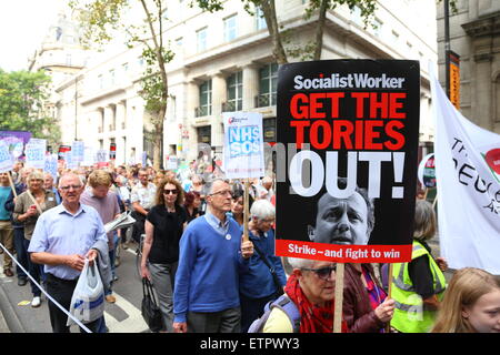 Ein Demonstrant hält ein Plakat "Raus die Tories" während einer Demonstration in London. Stockfoto