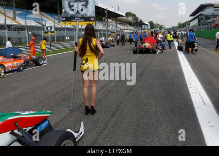 Monza, Italien - 30. Mai 2015: Eine Raster-Mädchen stellt während der FIA-Formel-3-EM Stockfoto