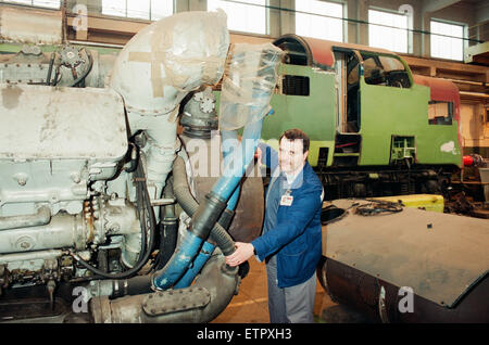 ICI Zug Konservierung, 4. Januar 1994. Terry Bye, mit einem der beiden Aggregate von der Deltic. Napier Deltic ventillose, Zweitakt-Dieselmotor. Stockfoto