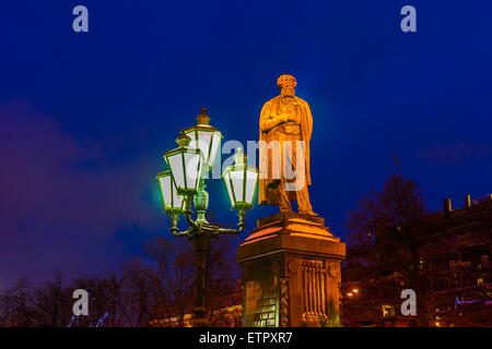 Ein Bronze-Denkmal für Alexander Pushkin - berühmte russische Dichter in Winternacht. Geschaffen von dem Bildhauer Opekushin 1880 Stockfoto