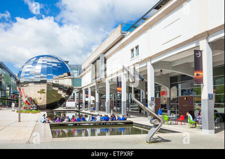 Schülerinnen und Schüler außerhalb Planetarium Kugel und Wissenschaftszentrum in Bristol Millennium Square Bristol Avon England UK GB EU Europa Stockfoto