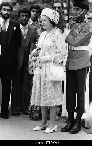 Die Royal Queens Vist nach Sri Lanka 21.-25. Oktober 1981. Ihre Majestät Königin Elizabeth II besucht Sri Lanka zweimal seit der Unabhängigkeit zuerst im Jahr 1953 und dann im Jahr 1981. Die Königin zweiter Besuch war zu die Feierlichkeiten 50 Jahre universal Erwachsenen Franchise in Sri Lanka zu besuchen. Der Victoria Damm des Mahaweli-Umleitung-Programms wurde feierlich von Premierministerin Margaret Thatcher 1984 eröffnet. Sri Lanka-Riegel mit Großbritannien sind vielfältig und decken ein breites Spektrum von Bereichen. Über einen Zeitraum von Zeit haben britische Handelsinteressen in Sri Lanka einen allmählichen Übergang von Plantagen, gezeigt. Stockfoto