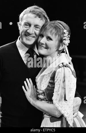 "The Sound of Music" erscheint nun im Apollo-Theater in London. Das Bild zeigt Petula Clark als Maria, mit dem Produzenten Ross Taylor. 4. August 1981. Stockfoto