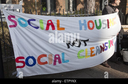 Ein Protest ist außerhalb Barnet County Court gegen die Räumung der Bewohner in Süßigkeiten wie Immobilien, Whetstone wo inszeniert: London, Vereinigtes Königreich bei: Kredit-23. März 2015: Seb/WENN.com Stockfoto