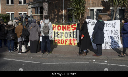 Ein Protest ist außerhalb Barnet County Court gegen die Räumung der Bewohner in Süßigkeiten wie Immobilien, Whetstone wo inszeniert: London, Vereinigtes Königreich bei: Kredit-23. März 2015: Seb/WENN.com Stockfoto