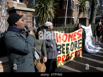 Ein Protest ist außerhalb Barnet County Court gegen die Räumung der Bewohner in Süßigkeiten wie Immobilien, Whetstone wo inszeniert: London, Vereinigtes Königreich bei: Kredit-23. März 2015: Seb/WENN.com Stockfoto