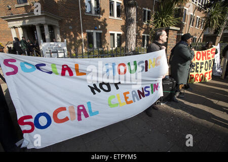 Ein Protest ist außerhalb Barnet County Court gegen die Räumung der Bewohner in Süßigkeiten wie Immobilien, Whetstone wo inszeniert: London, Vereinigtes Königreich bei: Kredit-23. März 2015: Seb/WENN.com Stockfoto