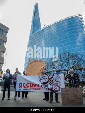 Besetzen Demonstranten versammeln sich vor dem Sitz der News UK, Eigentümer der Zeitung the Sun, halten einen "Besetzen Rupert Murdoch" Protest und verteilen Sie Kopien von "The besetzten so." Featuring: Ansicht wo: London, Vereinigtes Königreich bei: Kredit-23. März 2015: Peter Maclaine/WENN.com Stockfoto