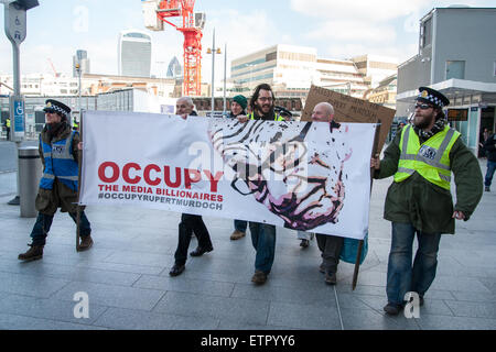 Besetzen Demonstranten versammeln sich vor dem Sitz der News UK, Eigentümer der Zeitung the Sun, halten einen "Besetzen Rupert Murdoch" Protest und verteilen Sie Kopien von "The besetzten so." Featuring: Ansicht wo: London, Vereinigtes Königreich bei: Kredit-23. März 2015: Peter Maclaine/WENN.com Stockfoto