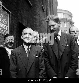 Im Bild, Philip Kinghorn Burbridge mit Herrn Austen Brooks (mit Bart), ein Mitglied der Liga der Empire Loyalists.  Herr Philip Kinghorn Burbridge, wer Herrn Altrincham (Kritiker der Königin), schlug, als er aus Fernsehen House in London kam. 7. August 19 Stockfoto