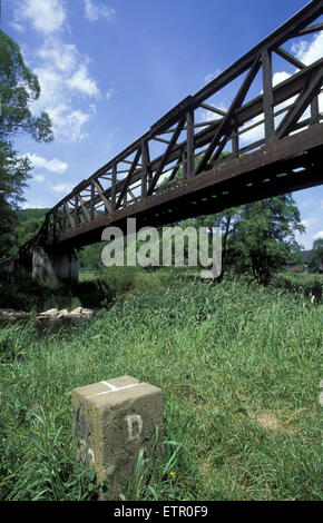 BEL, Belgien, Eastbelgium, Brücke über den Fluss unserer im Dorf Ouren, an dieser Stelle im Dreiländereck Belgien, Deutschland Stockfoto