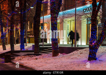 Dekorierte und beleuchtete Petrovka-Straße von Moskau in der Winternacht Stockfoto