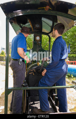 Miniatur / Modell schmale Spurweite Lokomotive Eisenbahn Dampfzug und Crew / Fahrer im Londoner Museum & Wasserdampf. Brentford. UK Stockfoto