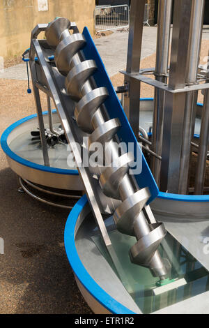 Archimedes Wasser Schraube im Splash Zone von The Waterwheel Hof. Das Londoner Museum des Wassers & Dampf. Brentford in der Nähe von Kew. VEREINIGTES KÖNIGREICH. Stockfoto