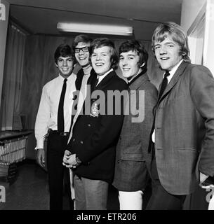 Britische Popgruppe Herman Hermits, angeführt von Sänger Peter Noone, dargestellt nach die Gruppe zu einem großen Film und Disc-Deal mit Metro Goldwyn Meyer unterzeichnet wurden. Das Angebot von mehr als 1 Million Dollar umfasst bewegte Bilder und Aufnahmen. 15. März 1966. Stockfoto