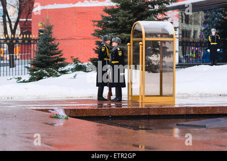 Die Zeremonie der Änderung der Wächter der Ehre durch das Grab des unbekannten Soldaten und das ewige Licht im Winter Stockfoto