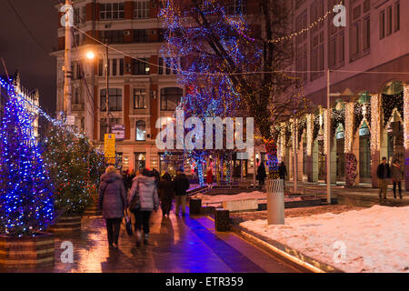 Dekorierte und beleuchtete Petrovka-Straße von Moskau in der Winternacht Stockfoto