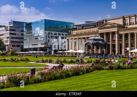 Deutschland, Baden-Wurttemberg, Stuttgart, Schlossplatz (Schlossplatz) mit Königstraße, Kunstmuseum und Königsbau Gebäude Stockfoto