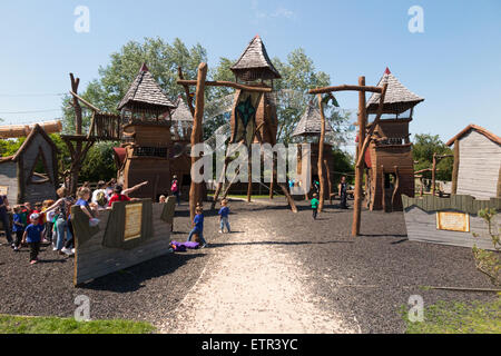 Kinder genießen Aktivitäten, Schaukeln, Klettern Apparat & Schaukeln. Hobbledown urban Farm / Themenpark / Kinder Bauernhof Epsom UK Stockfoto