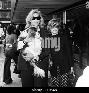 Schauspielerin Lauren Bacall am Flughafen Heathrow mit ihrem Sohn Sam (12), Abreise nach New York mit ihrem Hund ein King Charles Spaniel (Cavalier) namens Blenheim. 3. September 1974. Stockfoto