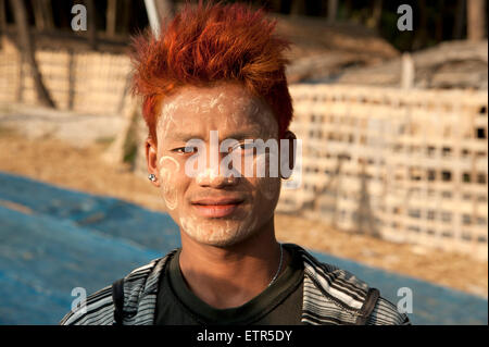 Porträt eines jungen burmesischen Fischers mit gefärbten roten Haare und Ohrringe am Ngapali Strand Myanmar Stockfoto