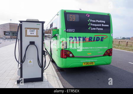 Elektrobus Ladestation bei Poppleton Bar Park &amp; Ride, York, England, UK Stockfoto