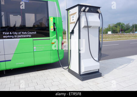 Elektrobus Ladestation bei Poppleton Bar Park &amp; Ride, York, England, UK Stockfoto