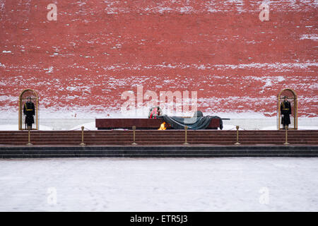 Die Zeremonie der Änderung der Wächter der Ehre durch das Grab des unbekannten Soldaten und das ewige Licht im Winter Stockfoto