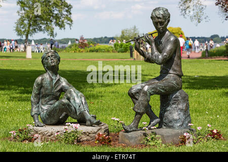Der Flötenspieler Und der Lauscher "(der Flötist und die Lauscher) Skulptur von Helmut Bourger in den Kurpark Stockfoto