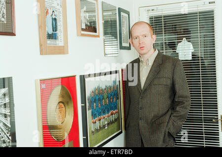 Alan McGee, co Besitzer Creation Records Label, und Manager der Musikgruppe Oasis, abgebildet in seinem Büro, 24. März 1997. Stockfoto