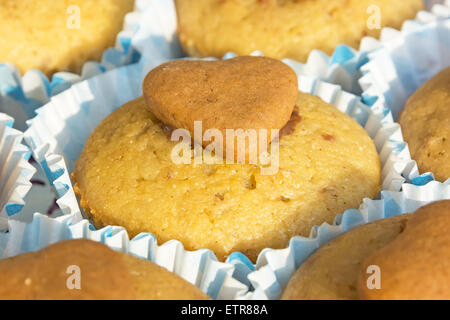 Mini Cupcake mit Dekoration in Form eines Herzens. Foto auf der Frühjahrsmesse unter freiem Himmel an einem sonnigen Tag. Schließen-u Stockfoto