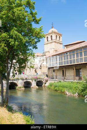 Blick über den Fluss Fluss Pisuerga in Aguilar de Campoo, Provinz Palencia, Kastilien und León, Spanien Stockfoto